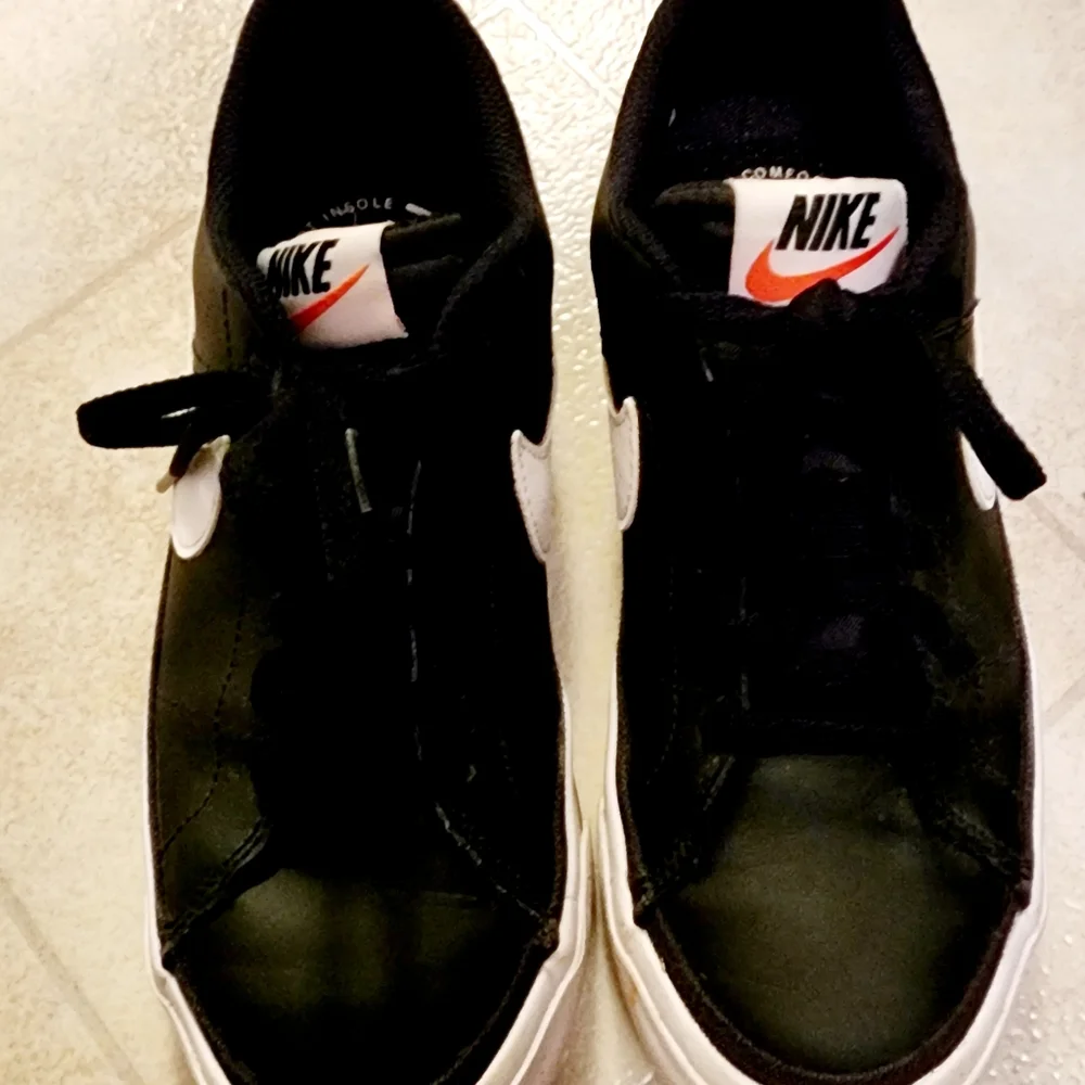 Nike - Picture 2 of 4